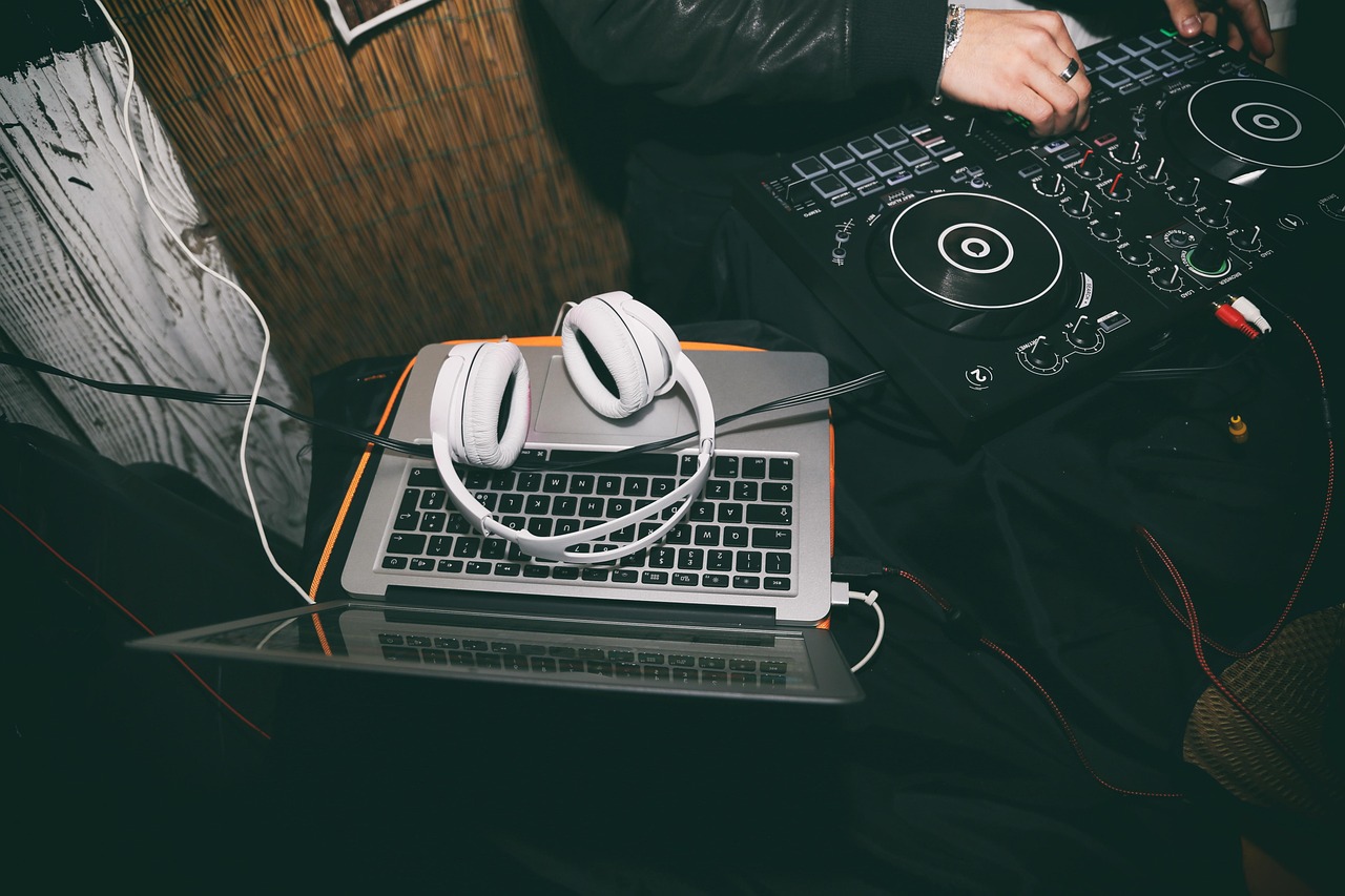 What Is Sampling in Music and How to Sample a Song 7 sammy sander headphones 4595492 1280