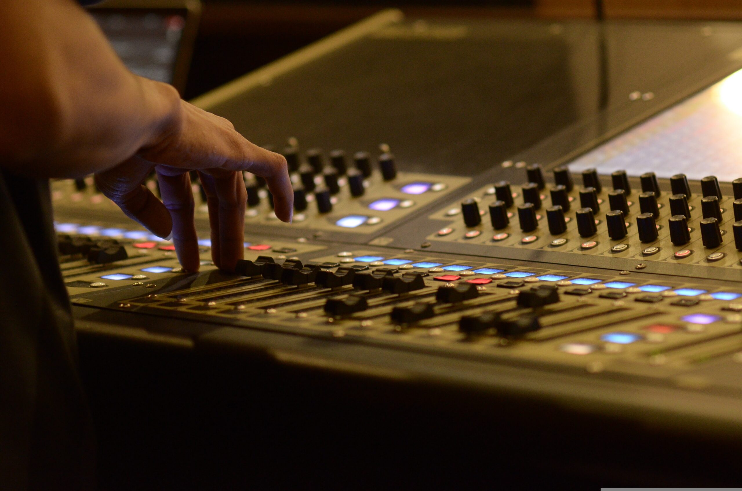 What Is Distortion in Music and How Does It Work? 9 dmwcebi mixer 2666136 scaled