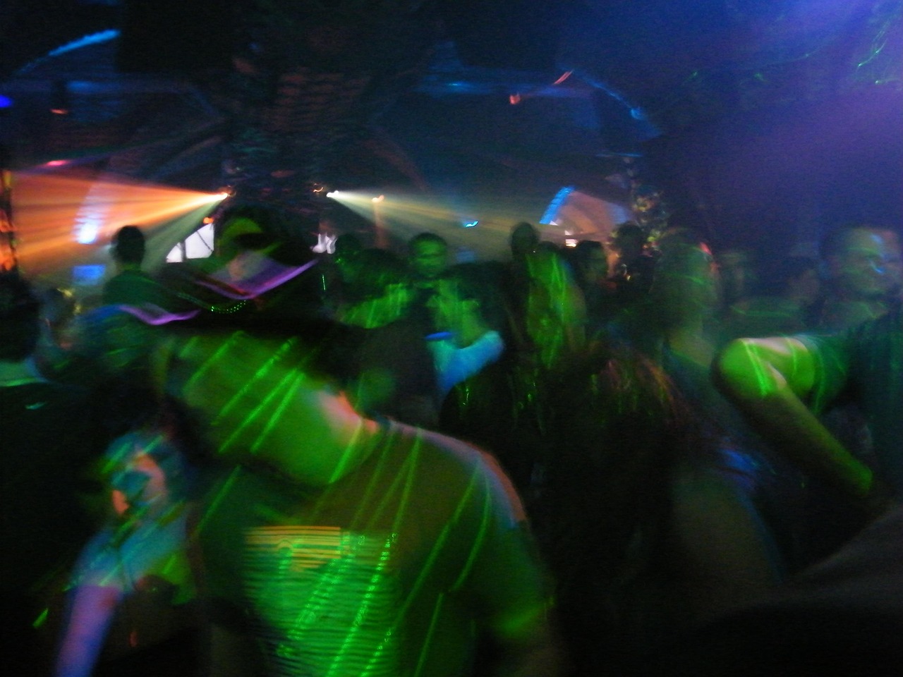 What Is Hyperpop Music? A Beginner’s Guide to the Internet’s Most Chaotic Electronic Genre 7 ericbarns dancing 206739 1280