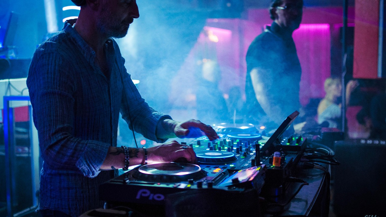 EDM vs. Techno – What’s the Difference 8 fracast167 nightclub 6686682 1280